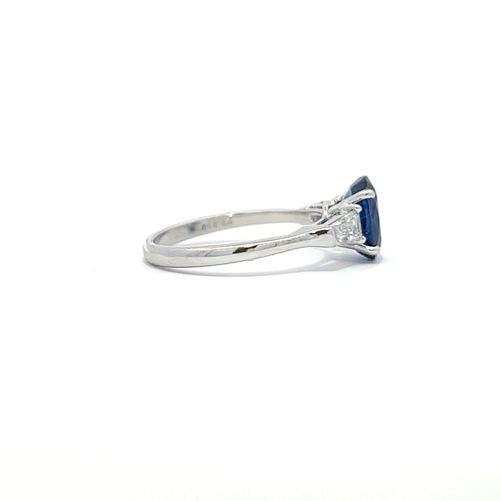 2.05ct Blue sapphire ring