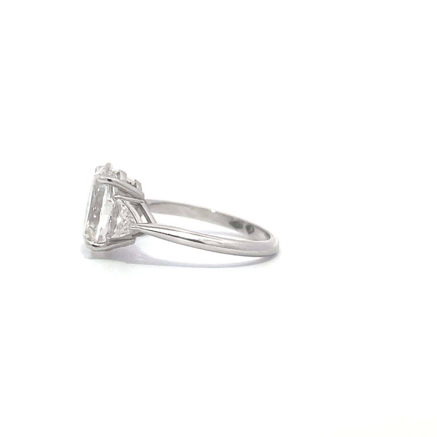 Oval diamond trilogy ring