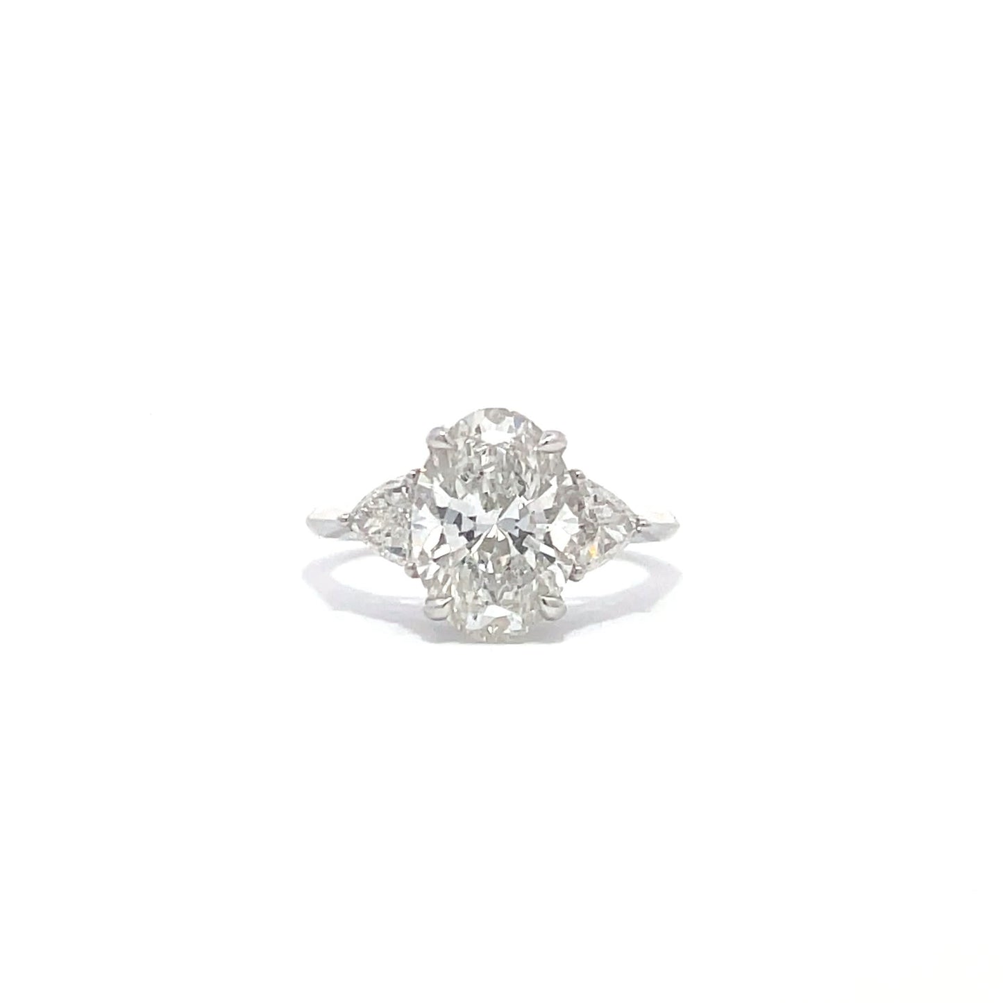 Oval diamond trilogy ring