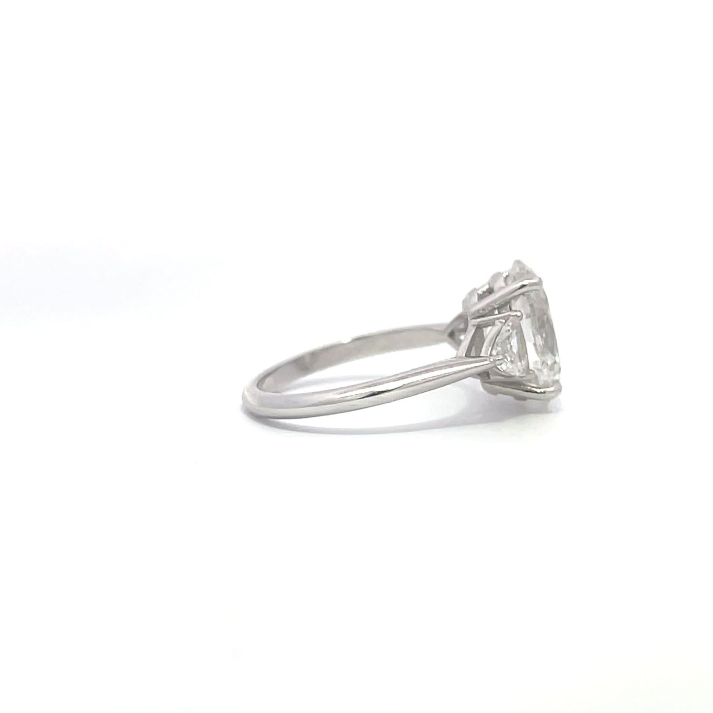 Oval diamond trilogy ring